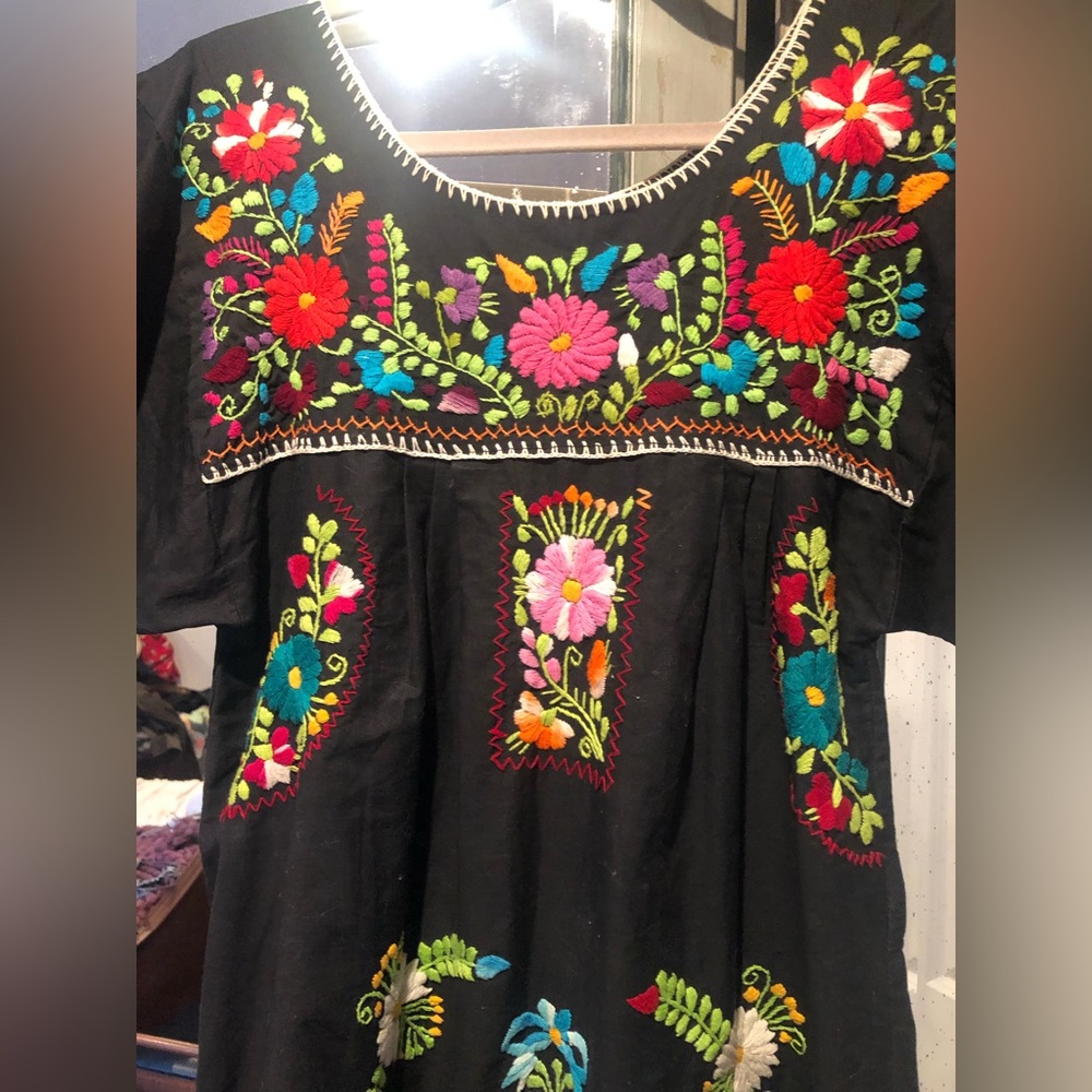 Vintage black embroidered Mexican dress - Picture 2 of 4